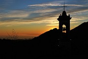 79  Il sole tramonta in Filaressa e dietro il campanile della chiesetta di San Barnaba